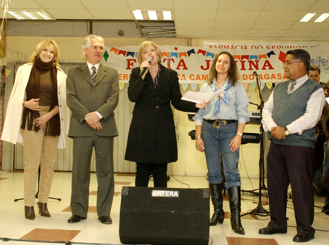 Campanha do Agasalho de 2007 "Quanto mais gente, mais quente", com a presena do presidente da Assemblea Legislativa, Vaz de Lima, e de sua esposa, Ivani Vaz de Lima<a style='float:right;color:#ccc' href='https://www3.al.sp.gov.br/repositorio/noticia/03-2008/campanha agasalho.jpg' target=_blank><i class='bi bi-zoom-in'></i> Clique para ver a imagem </a>